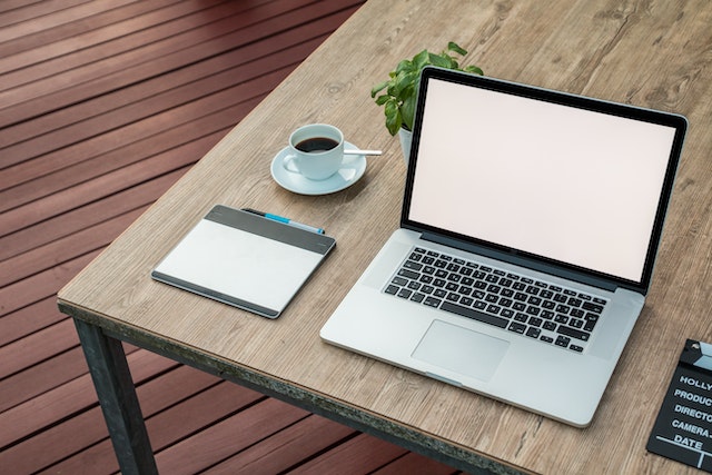 computer-on-a-wood-desk-next-to-a-notepad-and-a-cup-of-coffee computer-on-a-wood-desk-next-to-a-notepad-and-a-cup-of-coffee